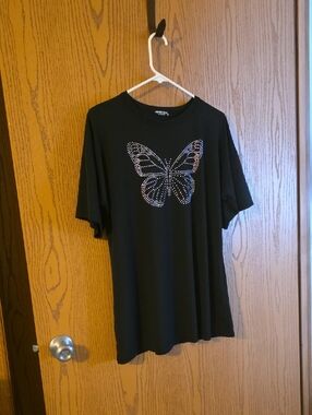 HEIMISH USA Black Crewneck Top Ptp 22, L 29. Beautifull Jeweled Butterfly. NWOT
